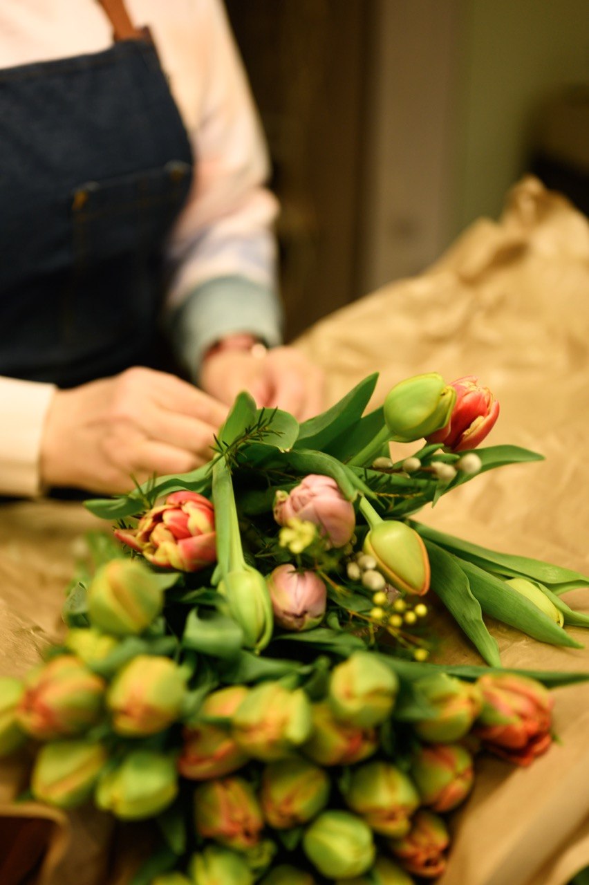 Unsere Floristin Maria Huber bei der Arbeit im Blumenladen