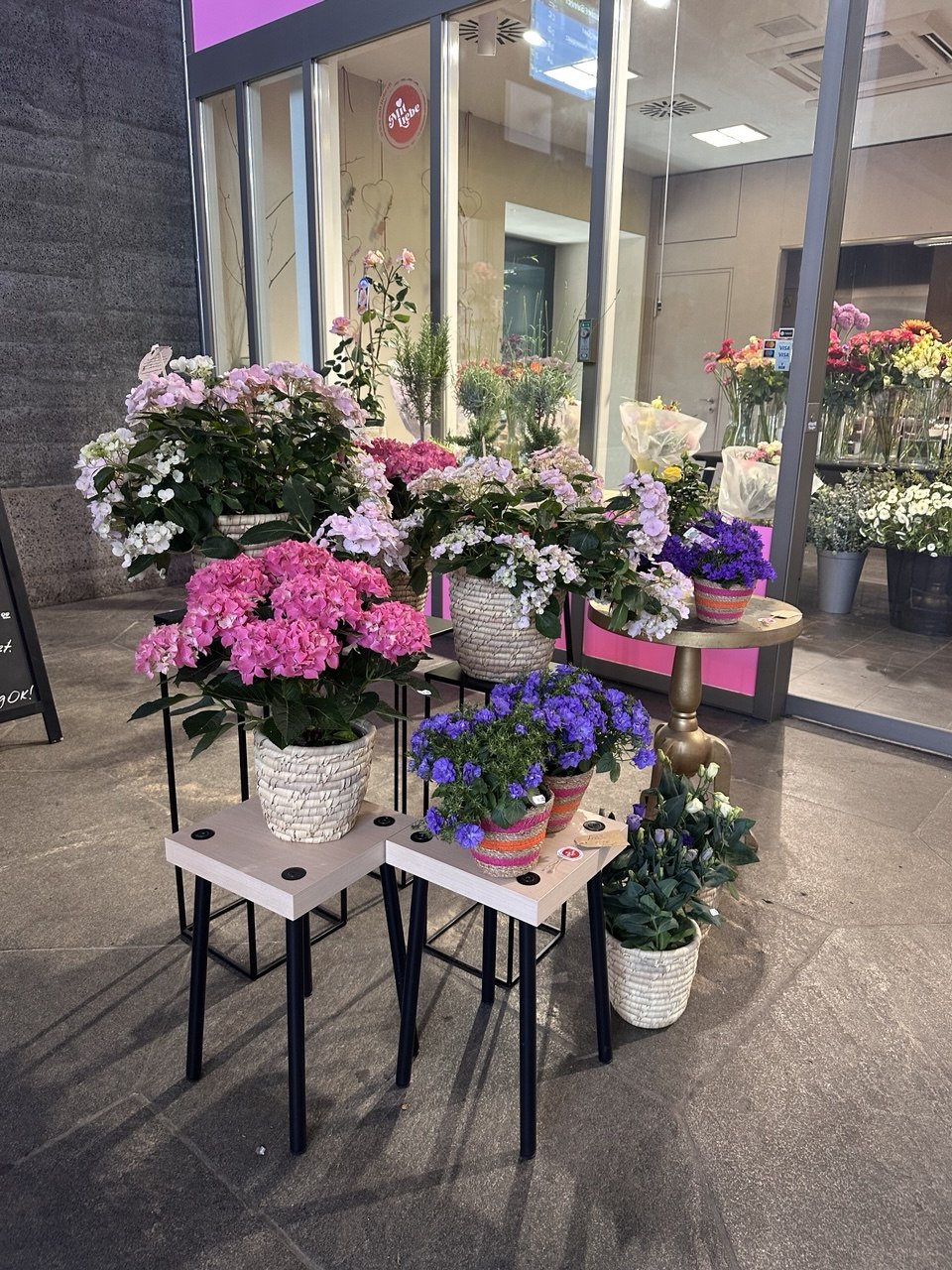 Unser Blumenladen in Basel voller frischer Sträusse und Blumen